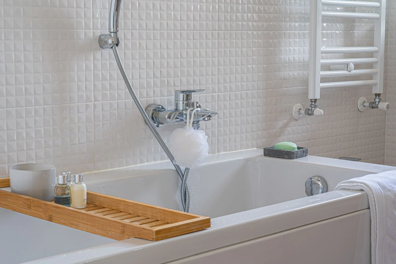 Fitted bath with a wooden bath tray